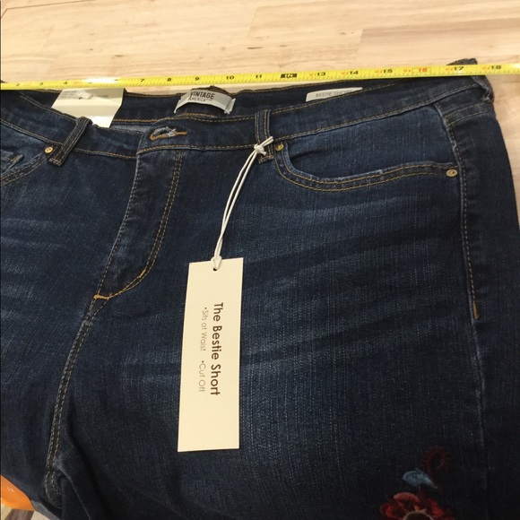 Size 8. Bestie Embroidered Short. - Picture 6 of 7